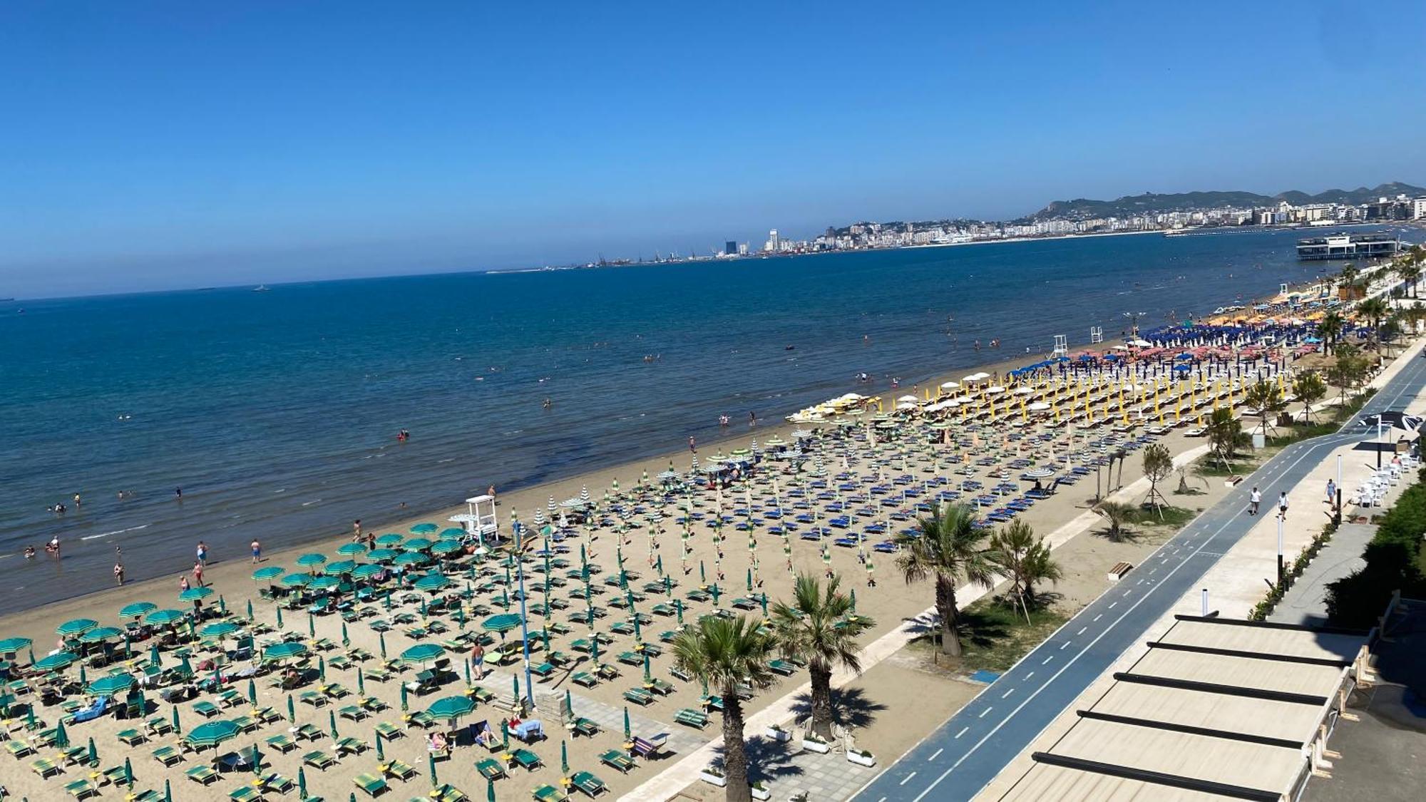 Wave Beachfront Apartments Durrës Exterior foto